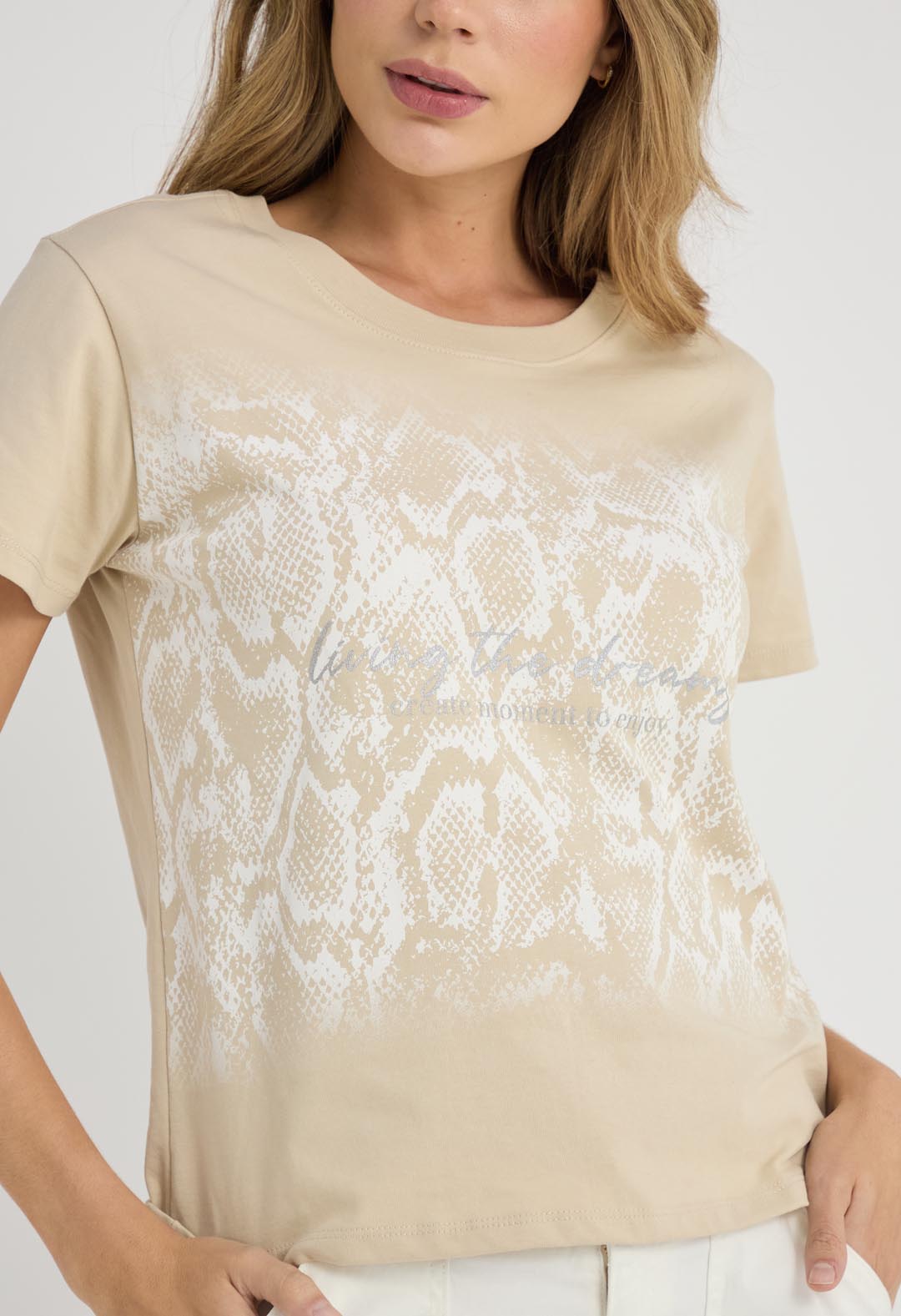 Camiseta arena estampada en frente para mujer