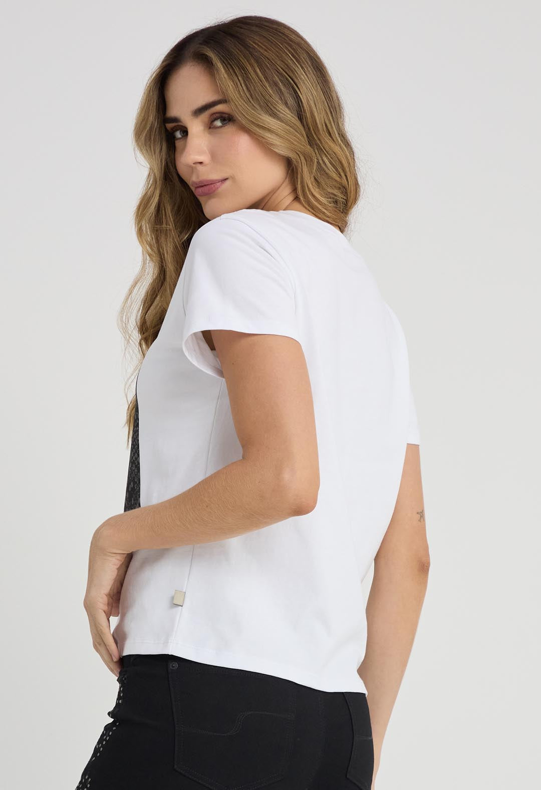 Camiseta blanca estampada en frente para mujer