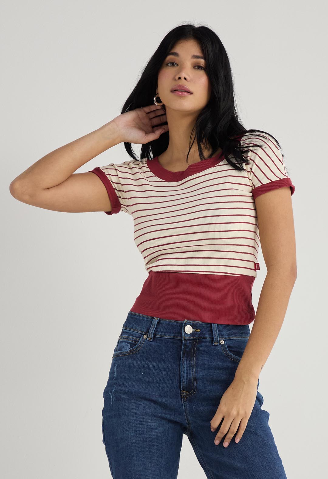 Camiseta en rib vino con escote bandeja para mujer