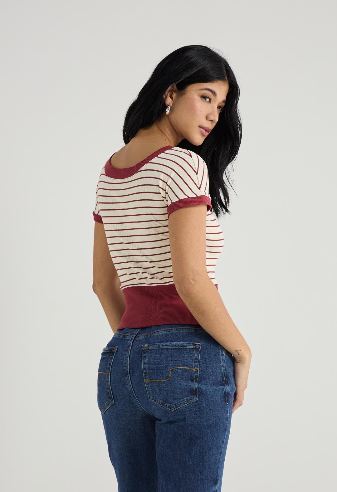 Camiseta en rib vino con escote bandeja para mujer