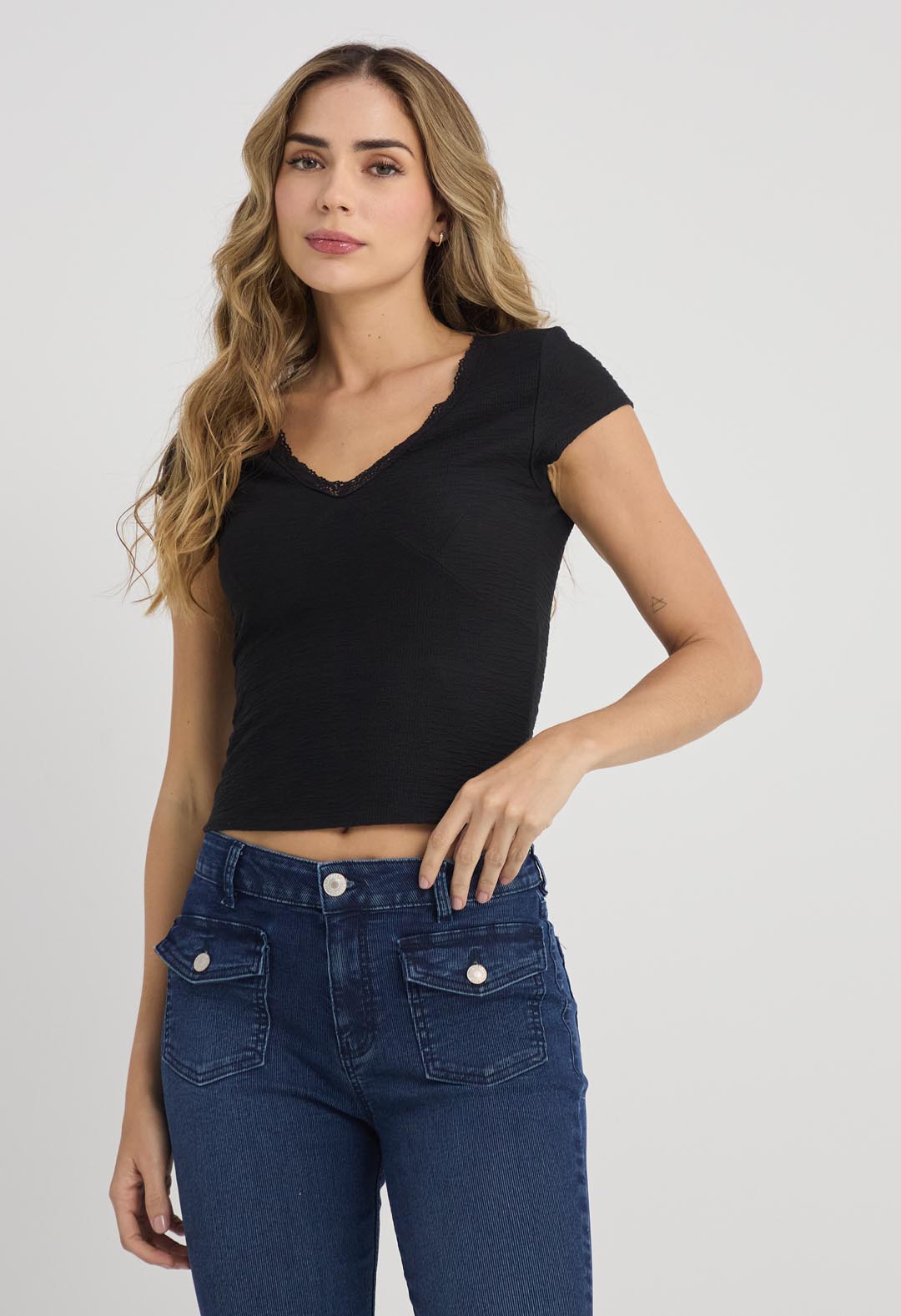 Camiseta negra con encaje en escote para mujer