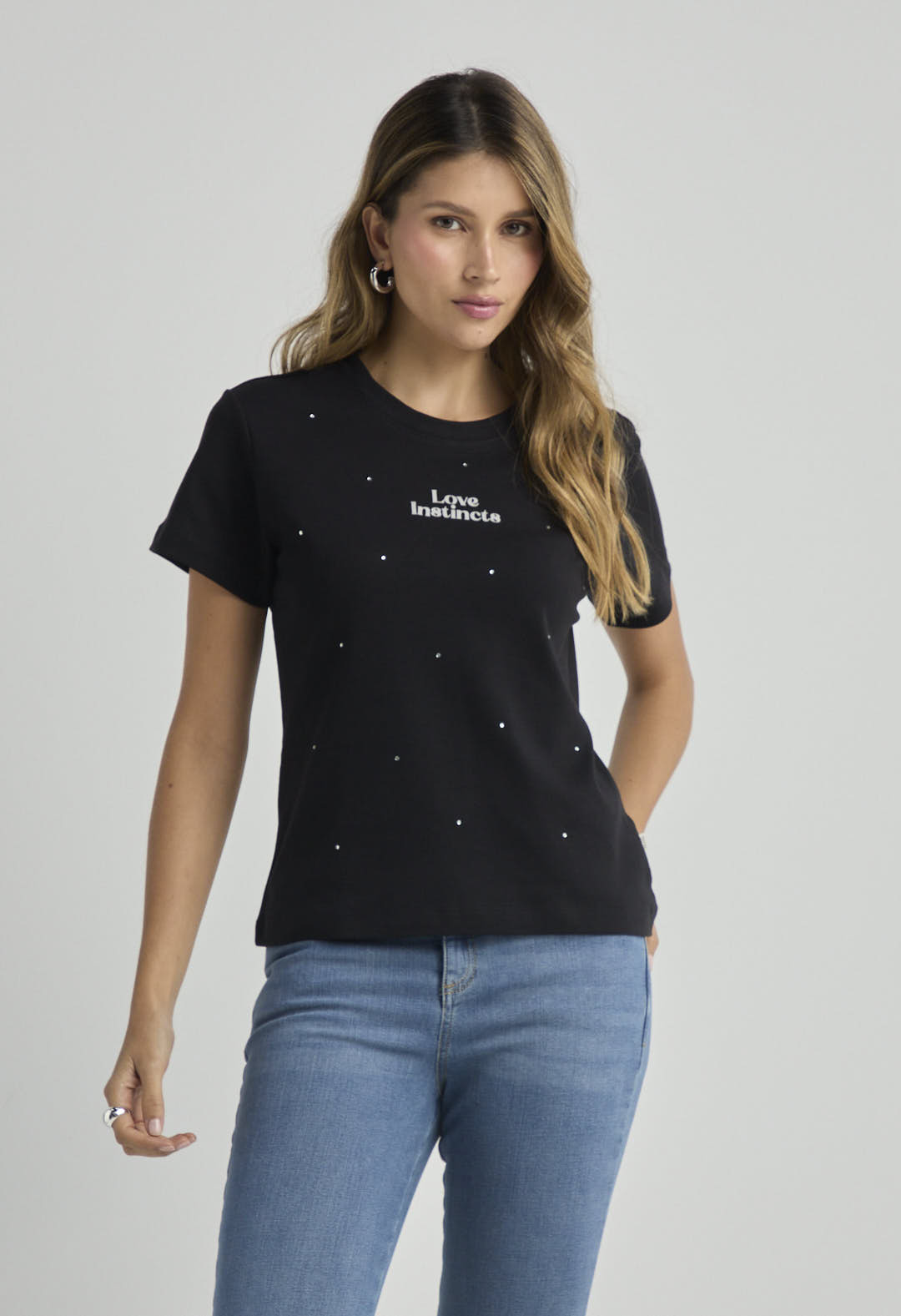 Camiseta negra con apliques y estampado para mujer
