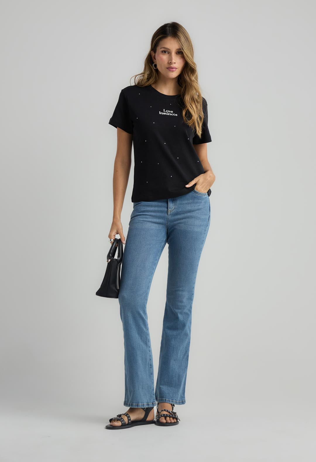 Camiseta negra con apliques y estampado para mujer