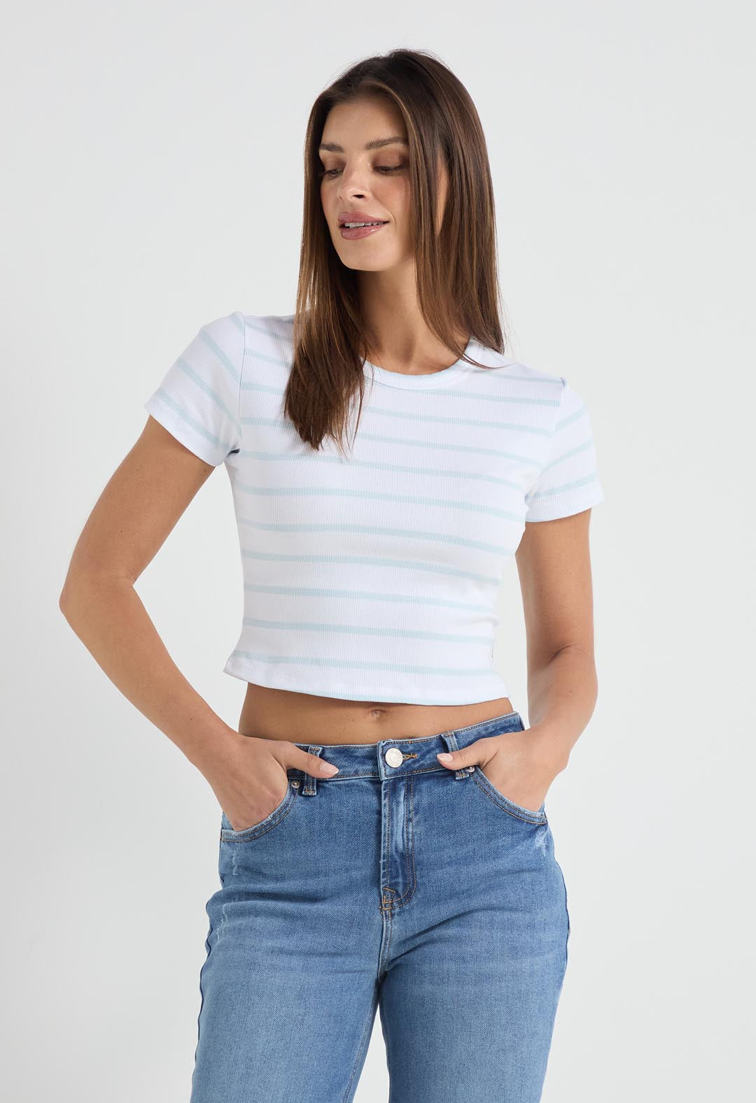 Camiseta crop azul claro a rayas para mujer