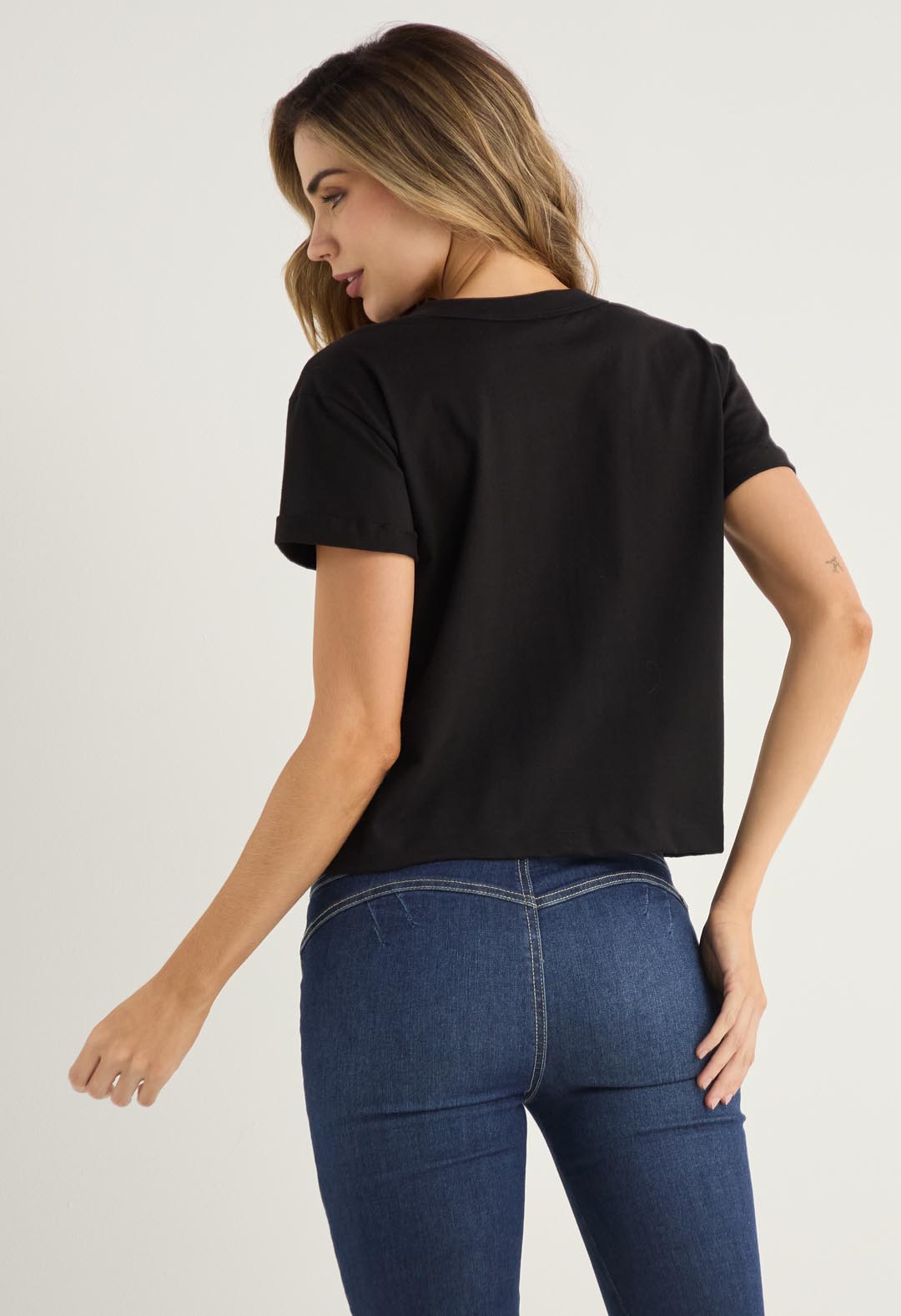 Camiseta negra con guardapolvo para mujer
