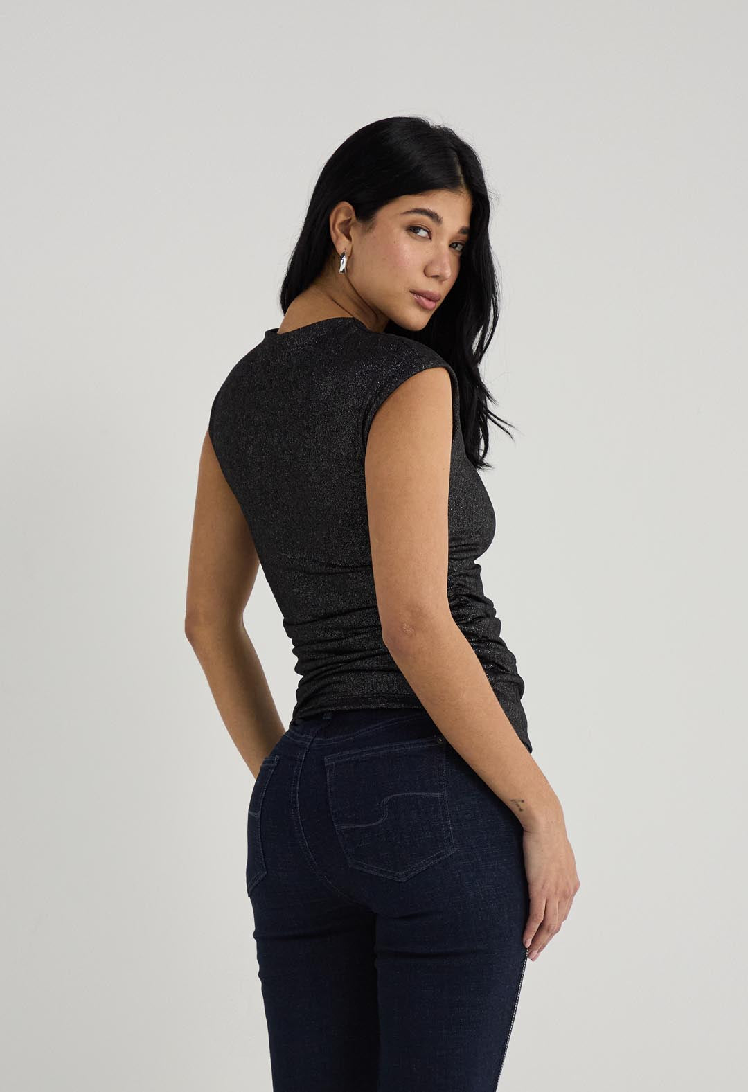 Camiseta negra con tela efecto brillo para mujer