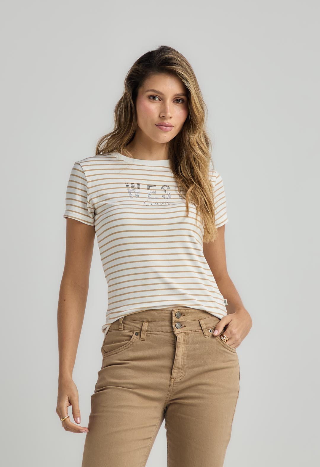 Camiseta a rayas arena con rectilíneo para mujer