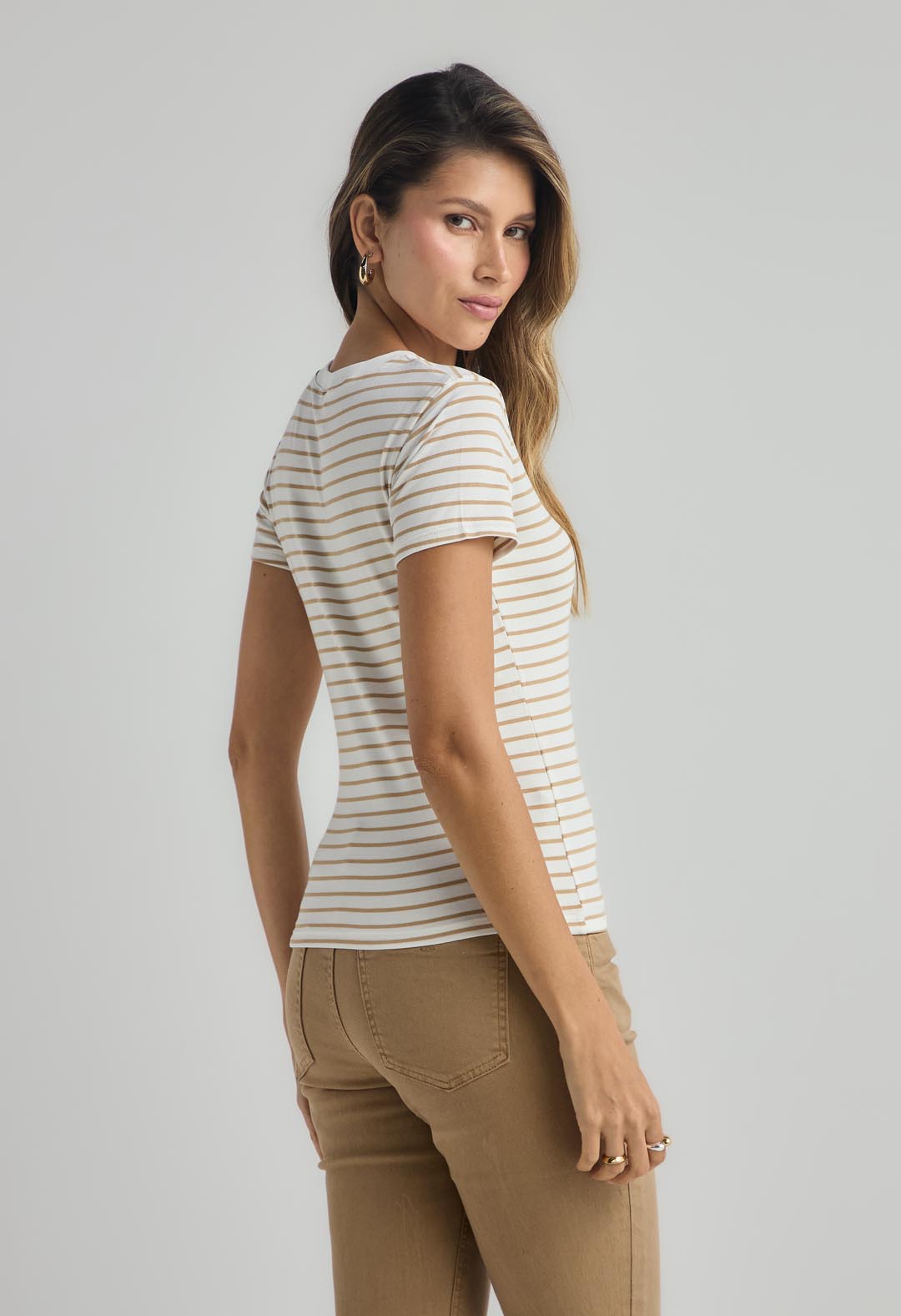 Camiseta a rayas arena con rectilíneo para mujer