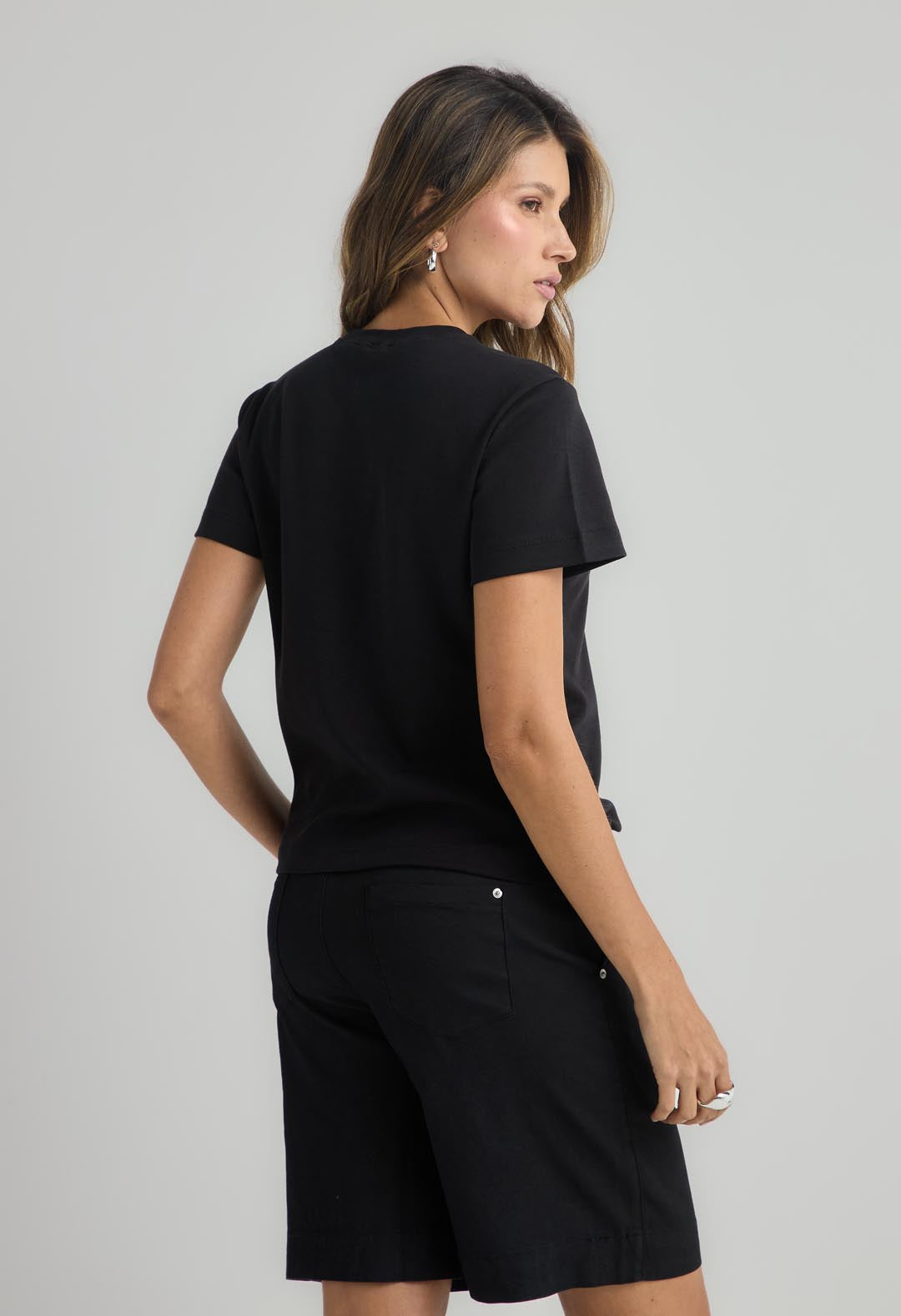 Camiseta negra con apliques en hombros para mujer