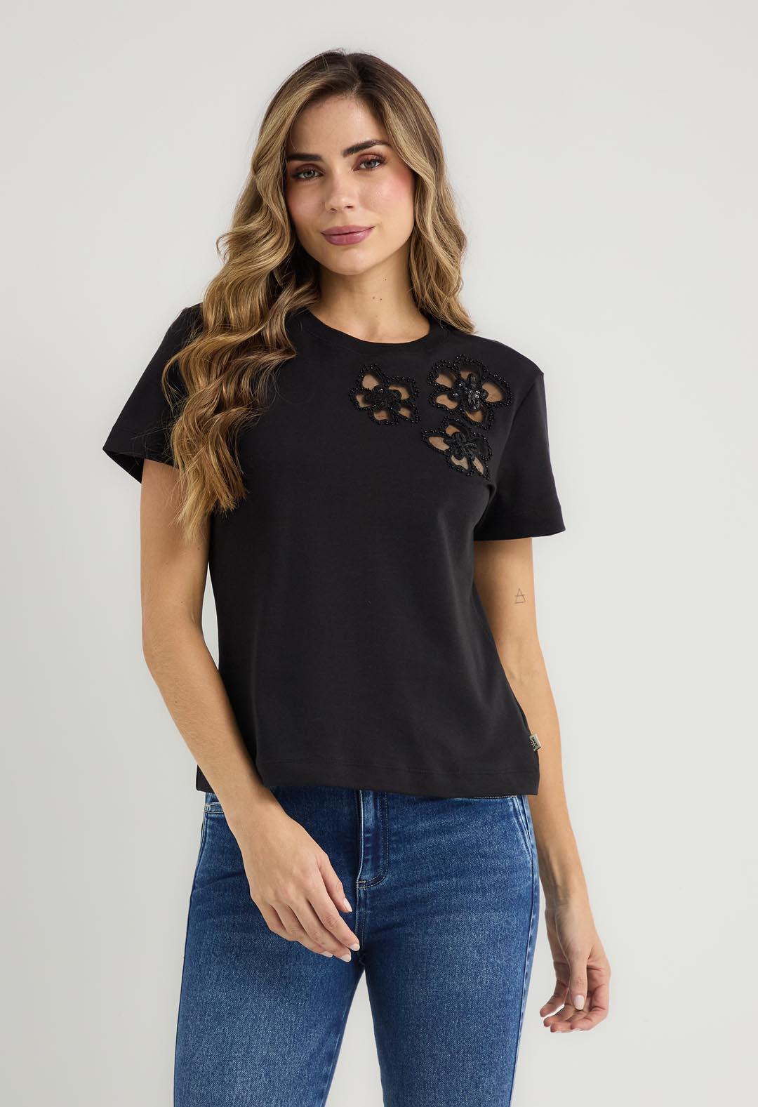 Camiseta negra con apliques en hombros para mujer