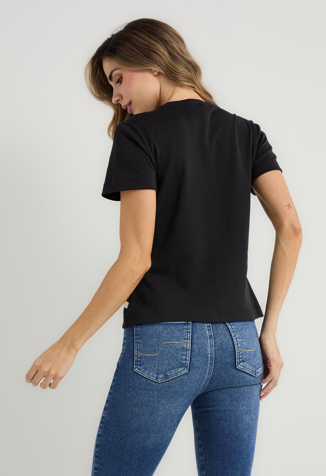 Camiseta negra con apliques en hombros para mujer