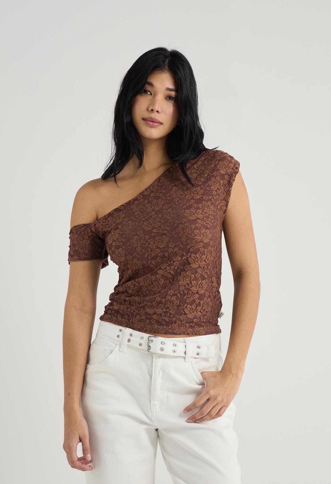Camiseta chocolate con escote asimétrico para mujer