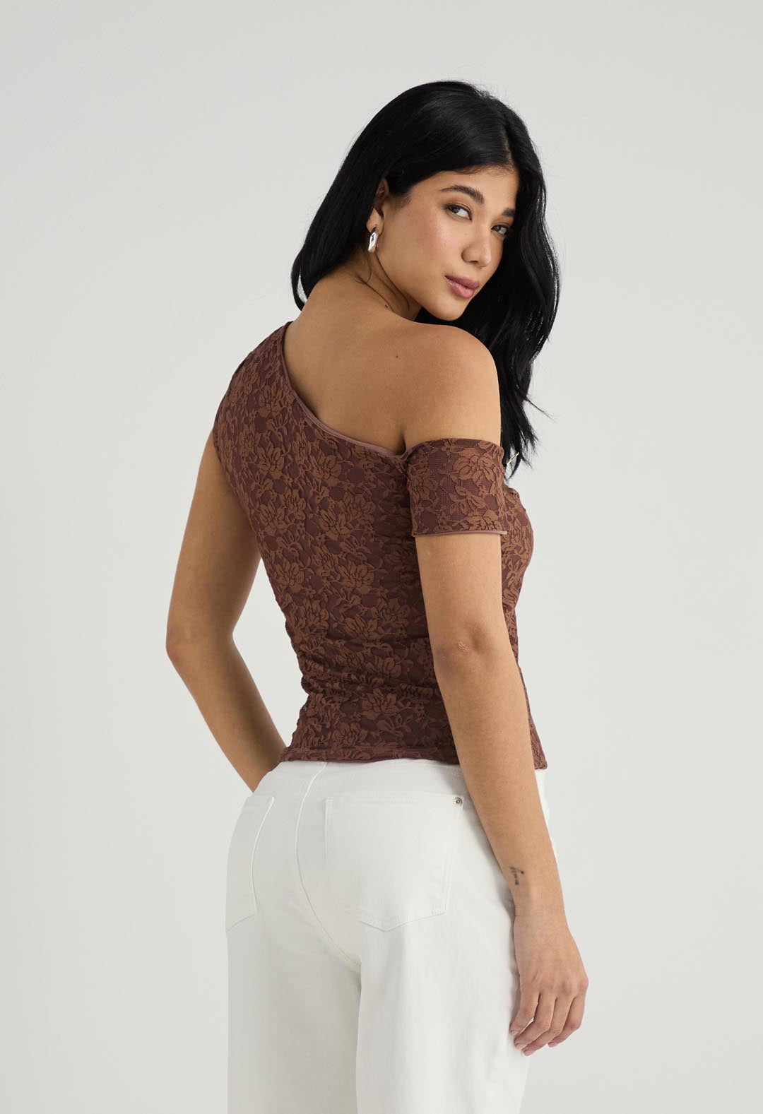 Camiseta chocolate con escote asimétrico para mujer