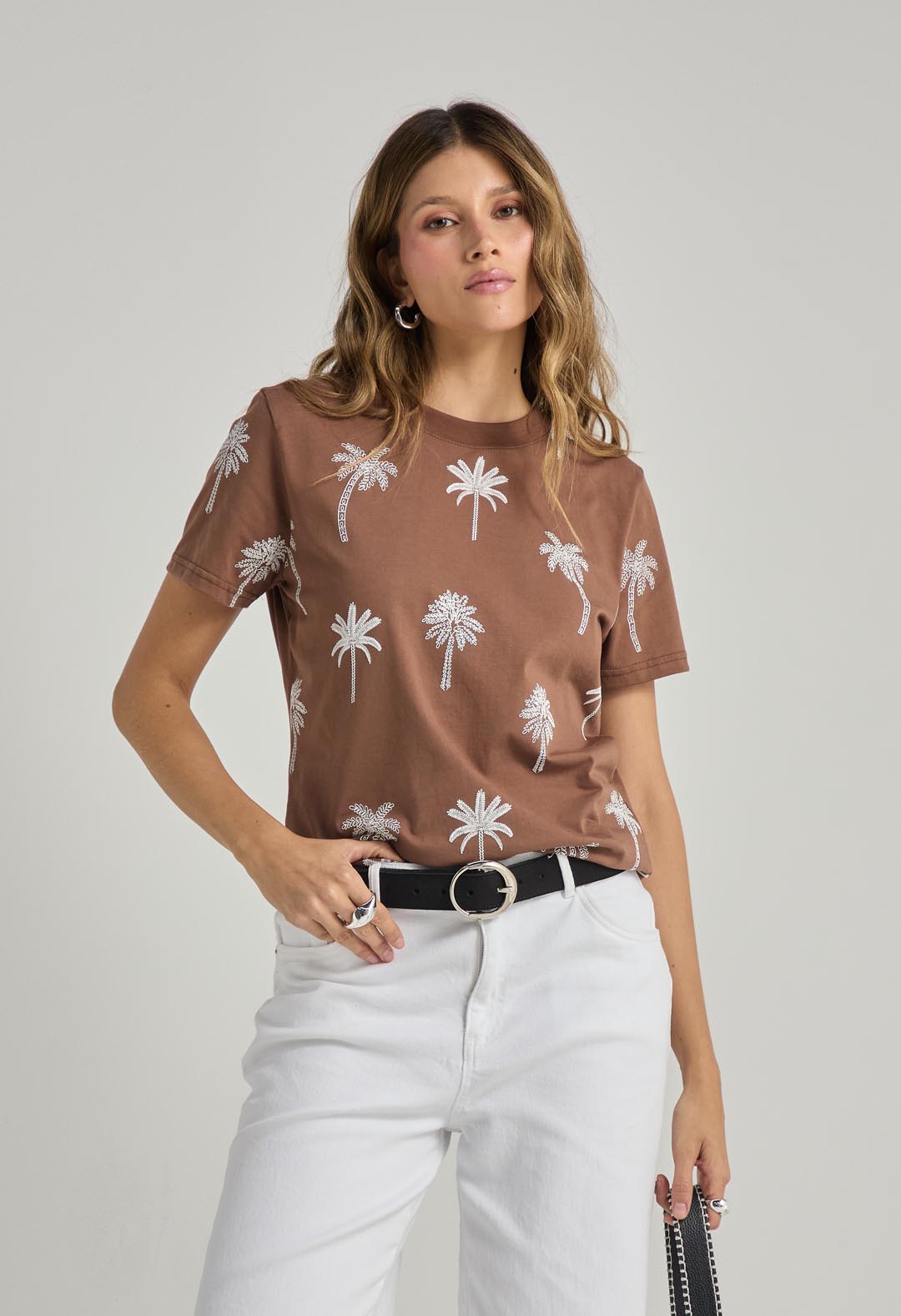 Camiseta chocolate manga corta con estampado para mujer