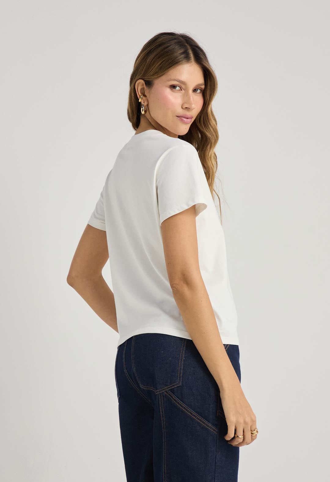 Camiseta marfil con botones en hombro para mujer