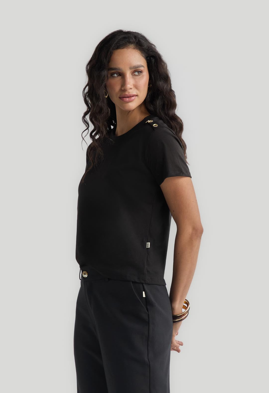Camiseta negra con botones en hombro para mujer
