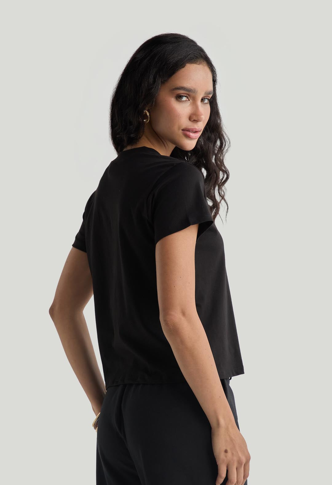 Camiseta negra con botones en hombro para mujer
