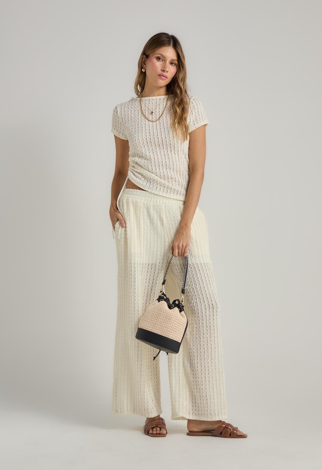 Camiseta marfil con recogido en costados para mujer