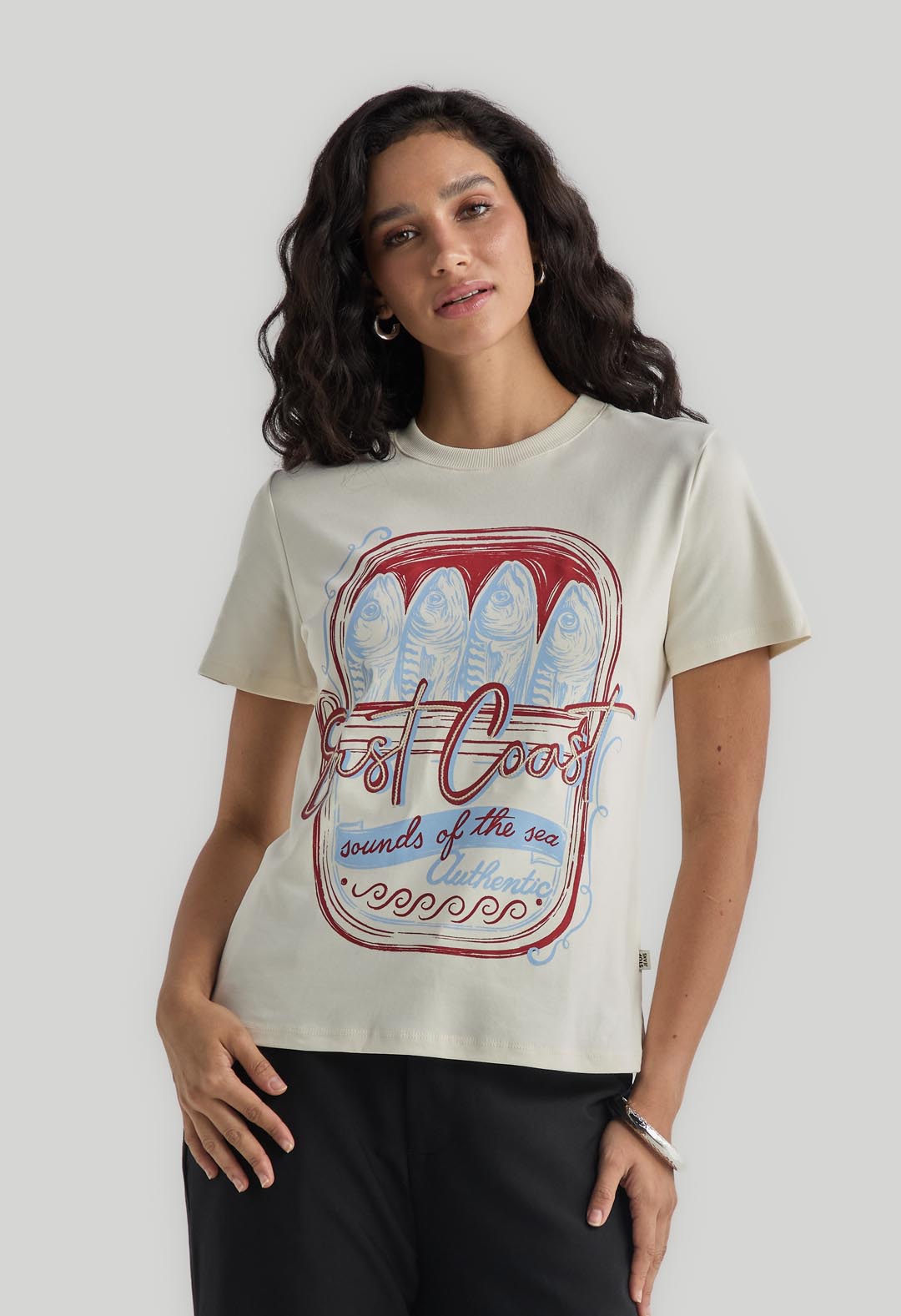 Camiseta marfil con cuello en rib para mujer