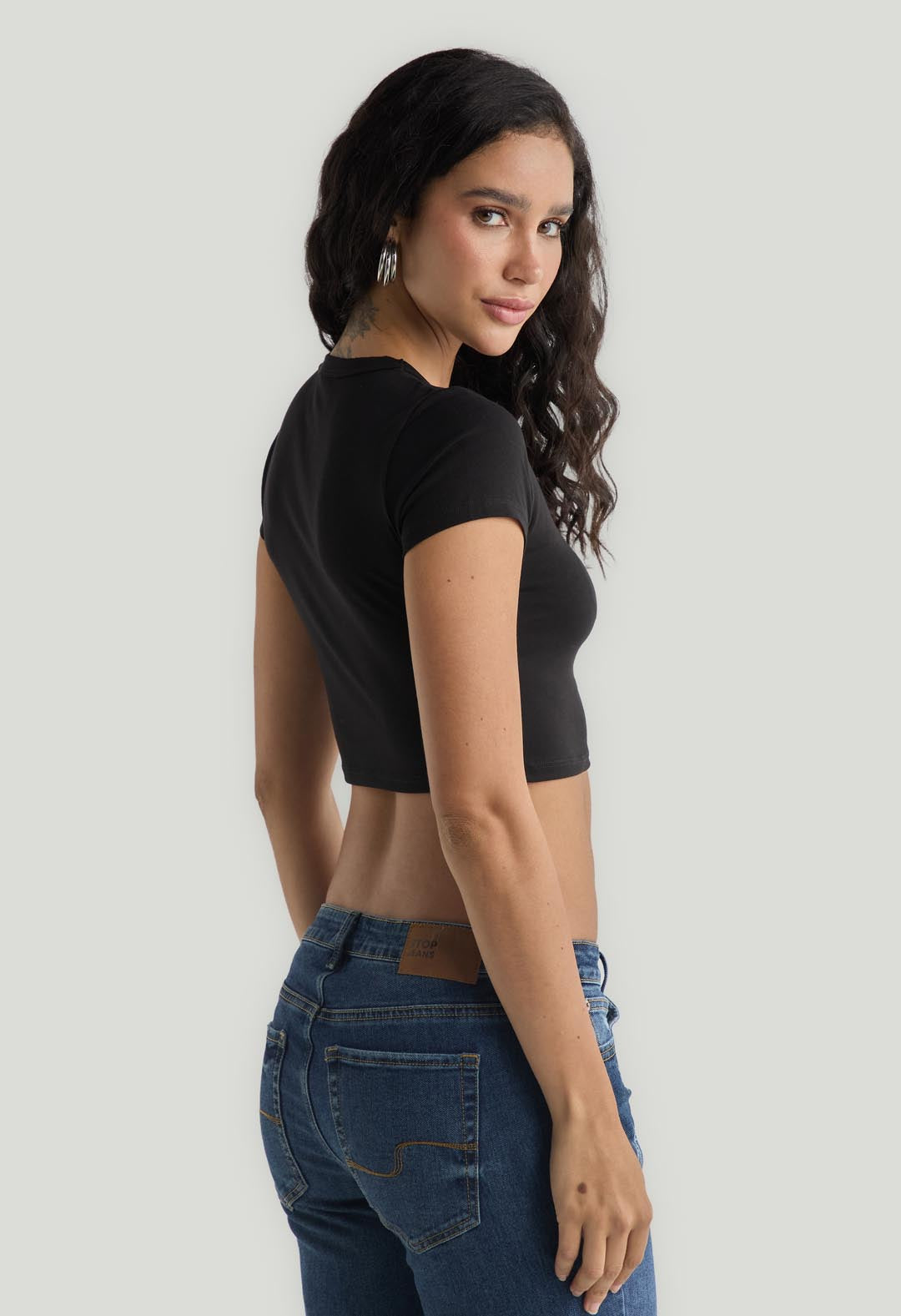 Camiseta crop negra estampada para mujer