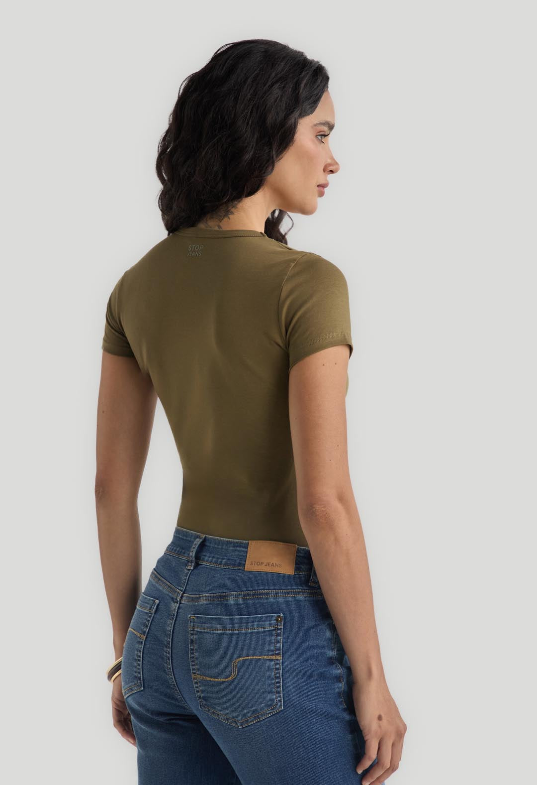 Camiseta verde militar estampada para mujer