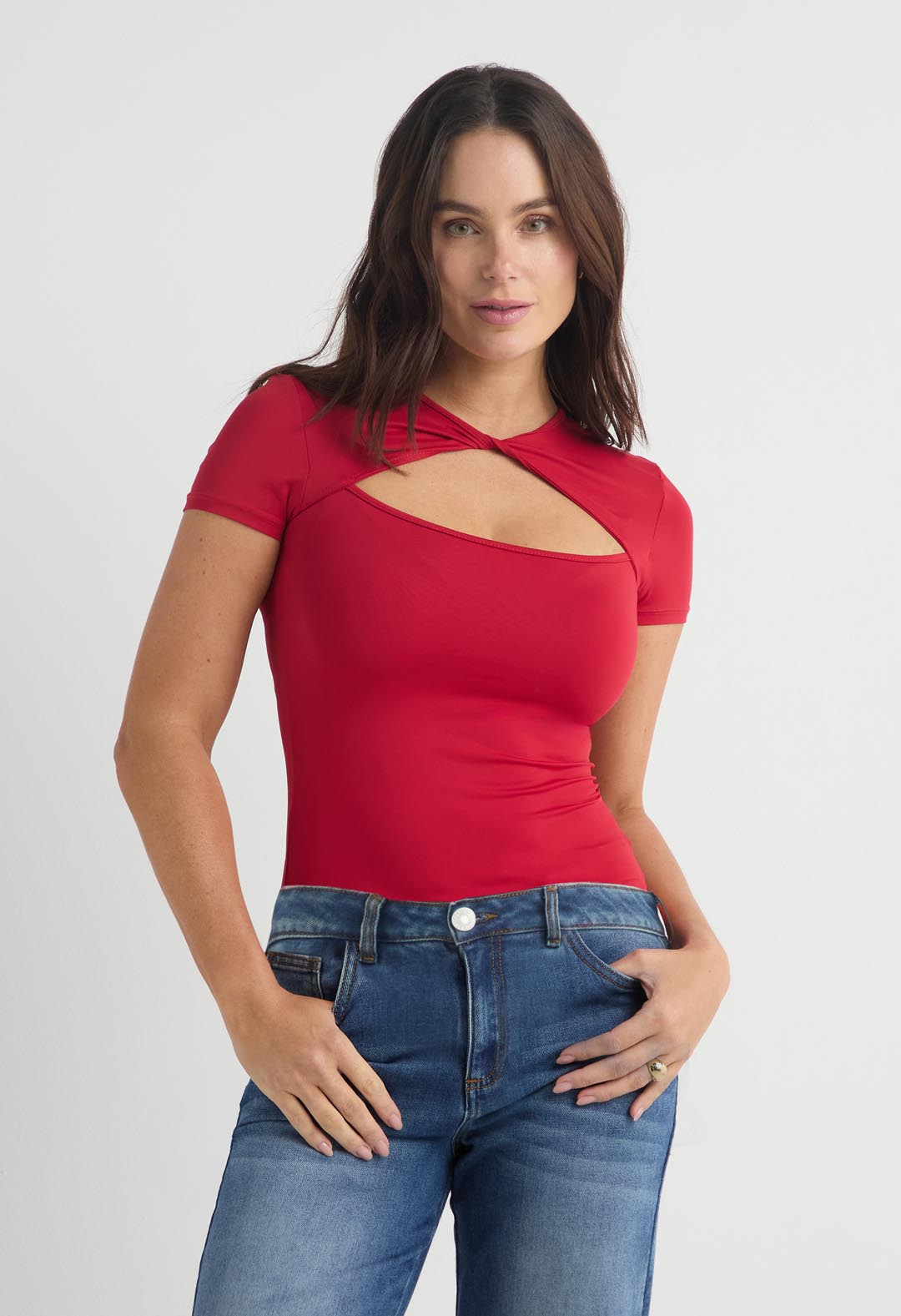 Camiseta roja con escote asimétrico para mujer