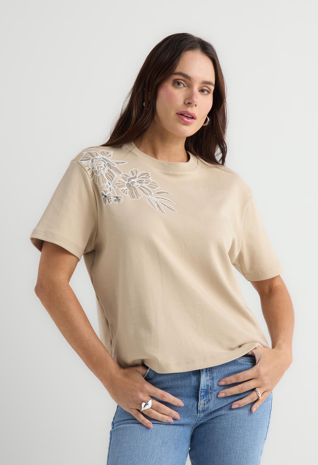 Camiseta taupé con bordado para mujer