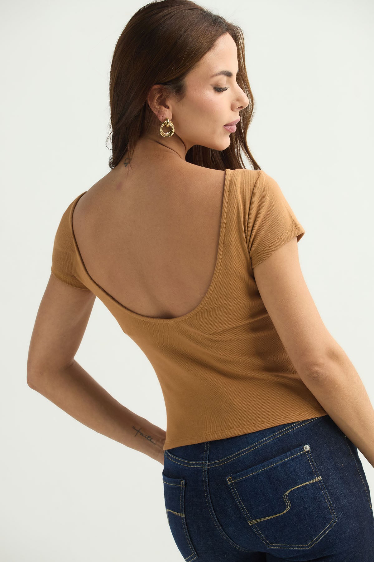Camiseta color miel con ojaletes para mujer