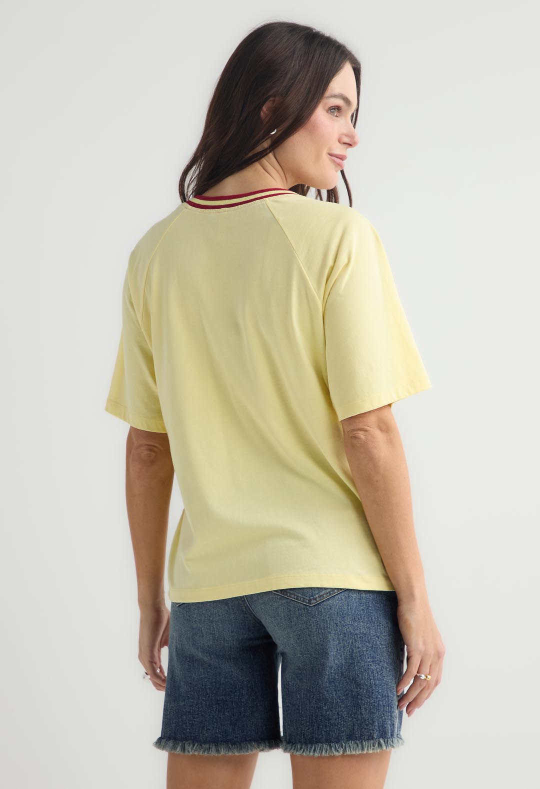 Camiseta amarillo claro con ribete en contraste para el mundial