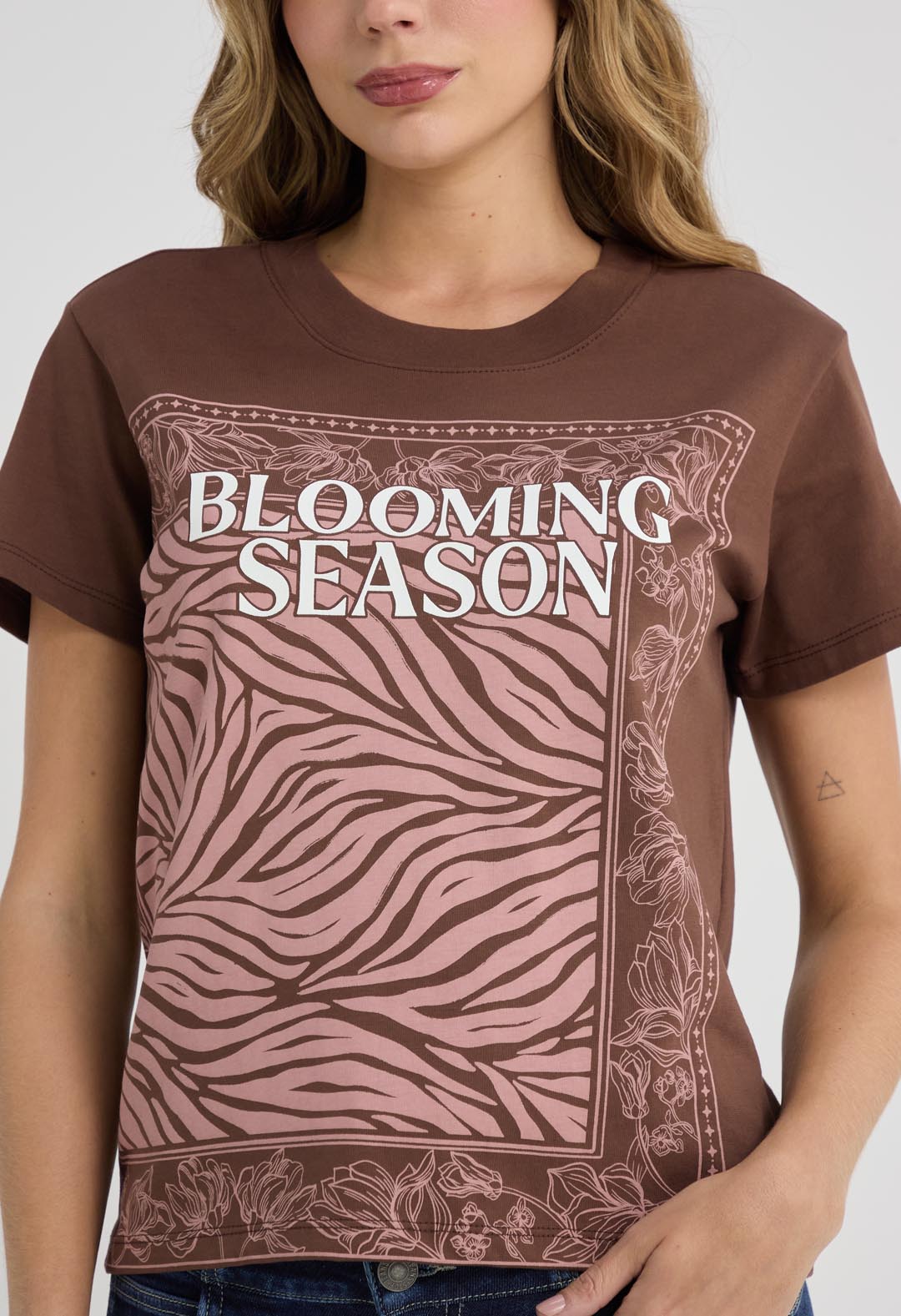 Camiseta chocolate con estampado para mujeres