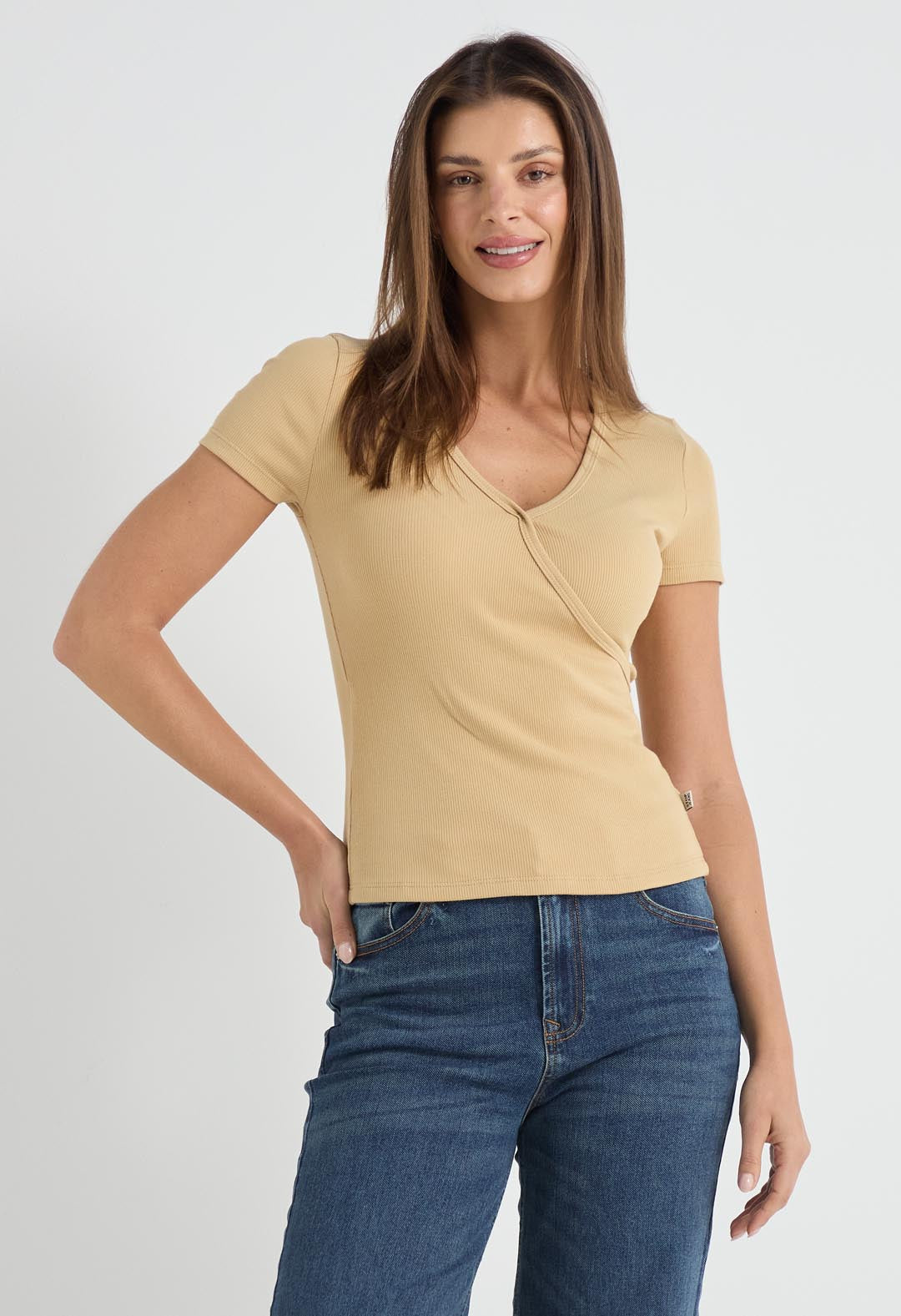 Camiseta en rib arena frente cruzado para mujer