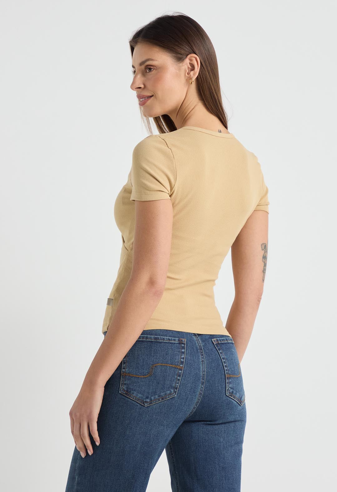 Camiseta en rib arena frente cruzado para mujer