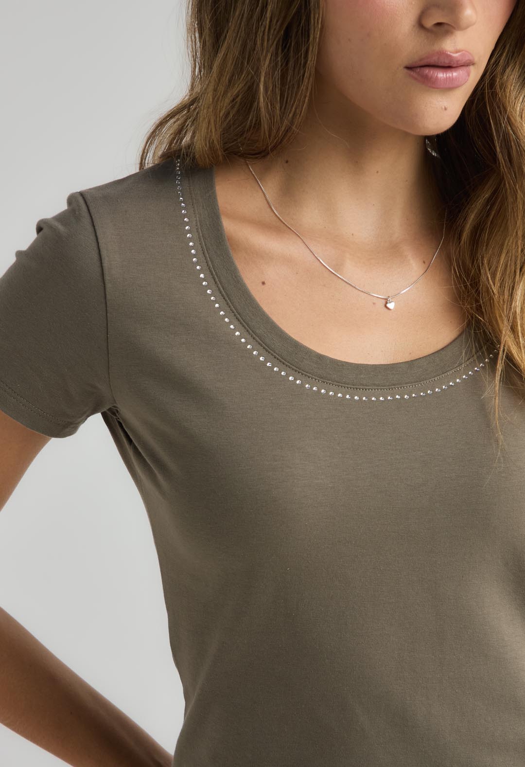 Camiseta verde militar con apliques para mujer