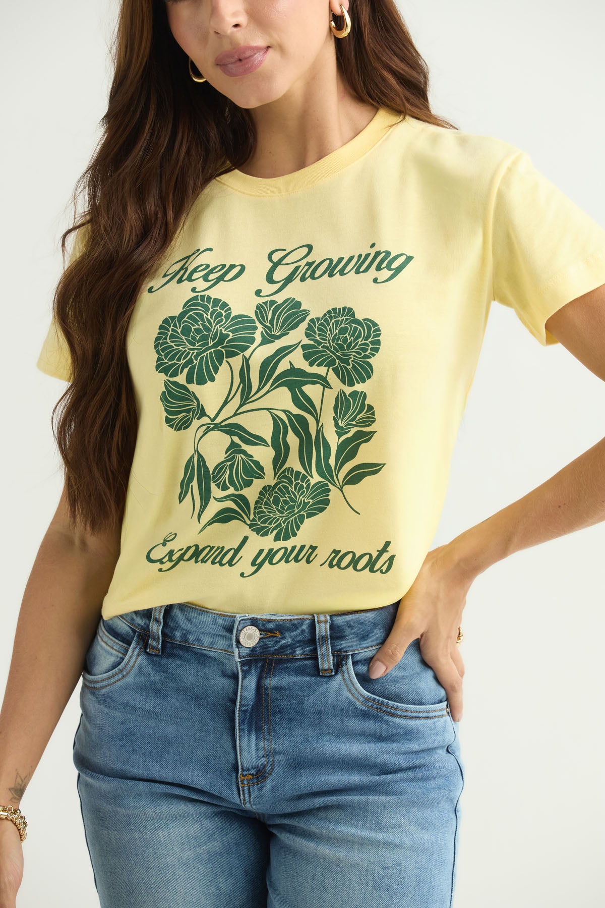 Camiseta amarilla con frente estampado para mujer