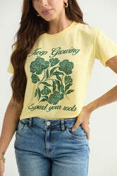 Camiseta amarilla con frente estampado para mujer