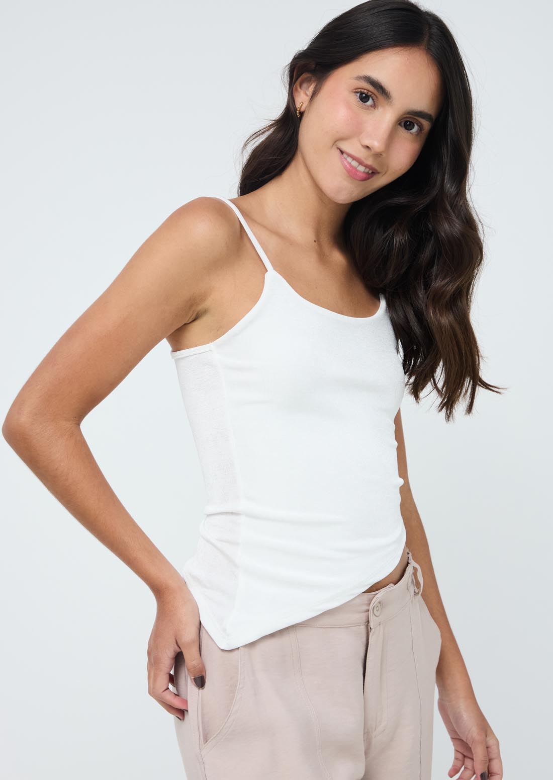 Camiseta marfil con ruedo asimétrico para jóvenes