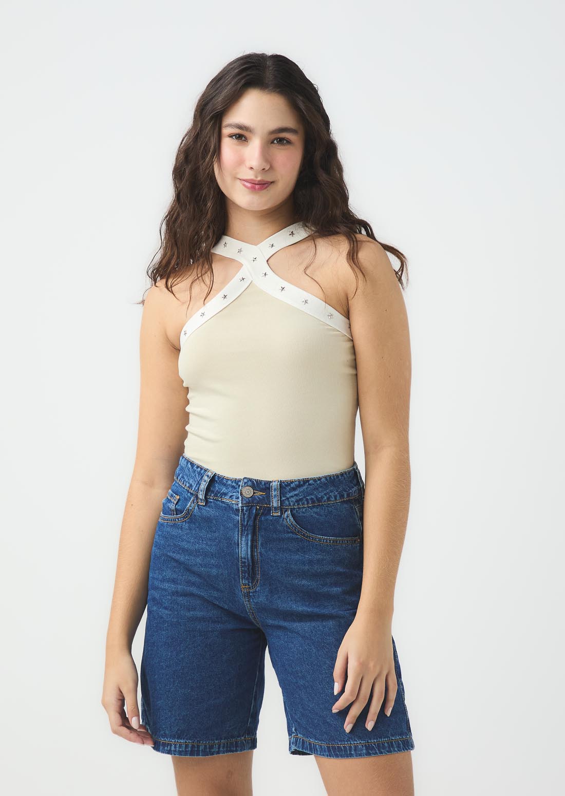 Camiseta arena con taches para jóvenes
