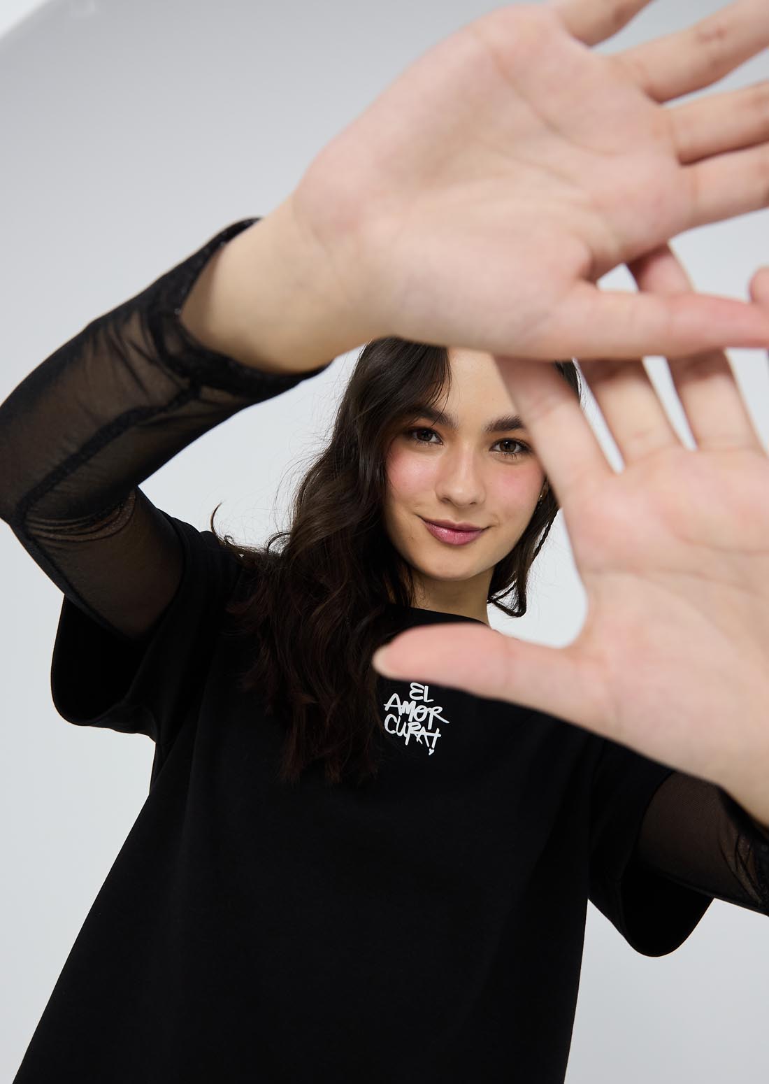 Camiseta negra doble prenda para jóvenes