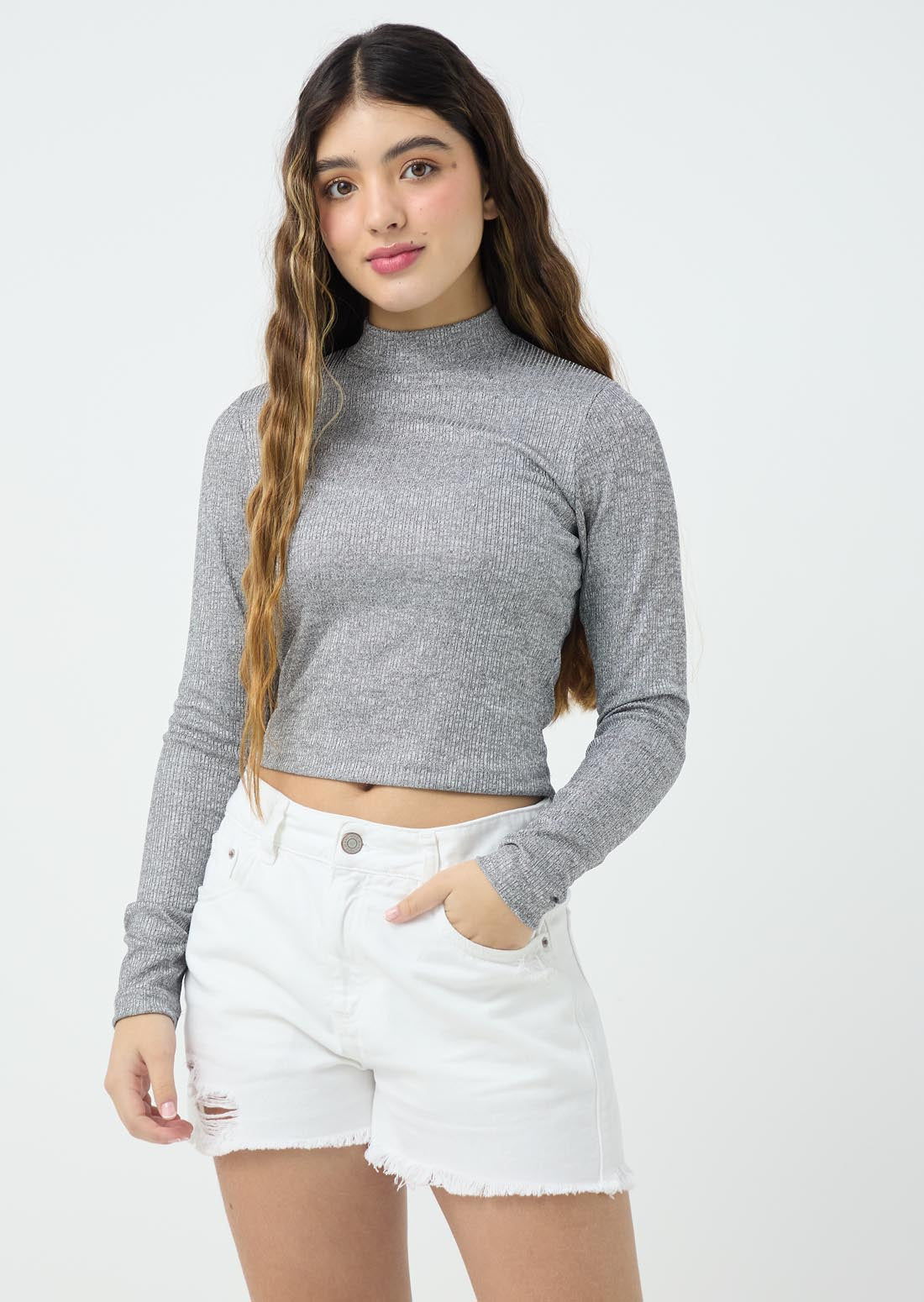 Camiseta gris y cuello alto para jóvenes