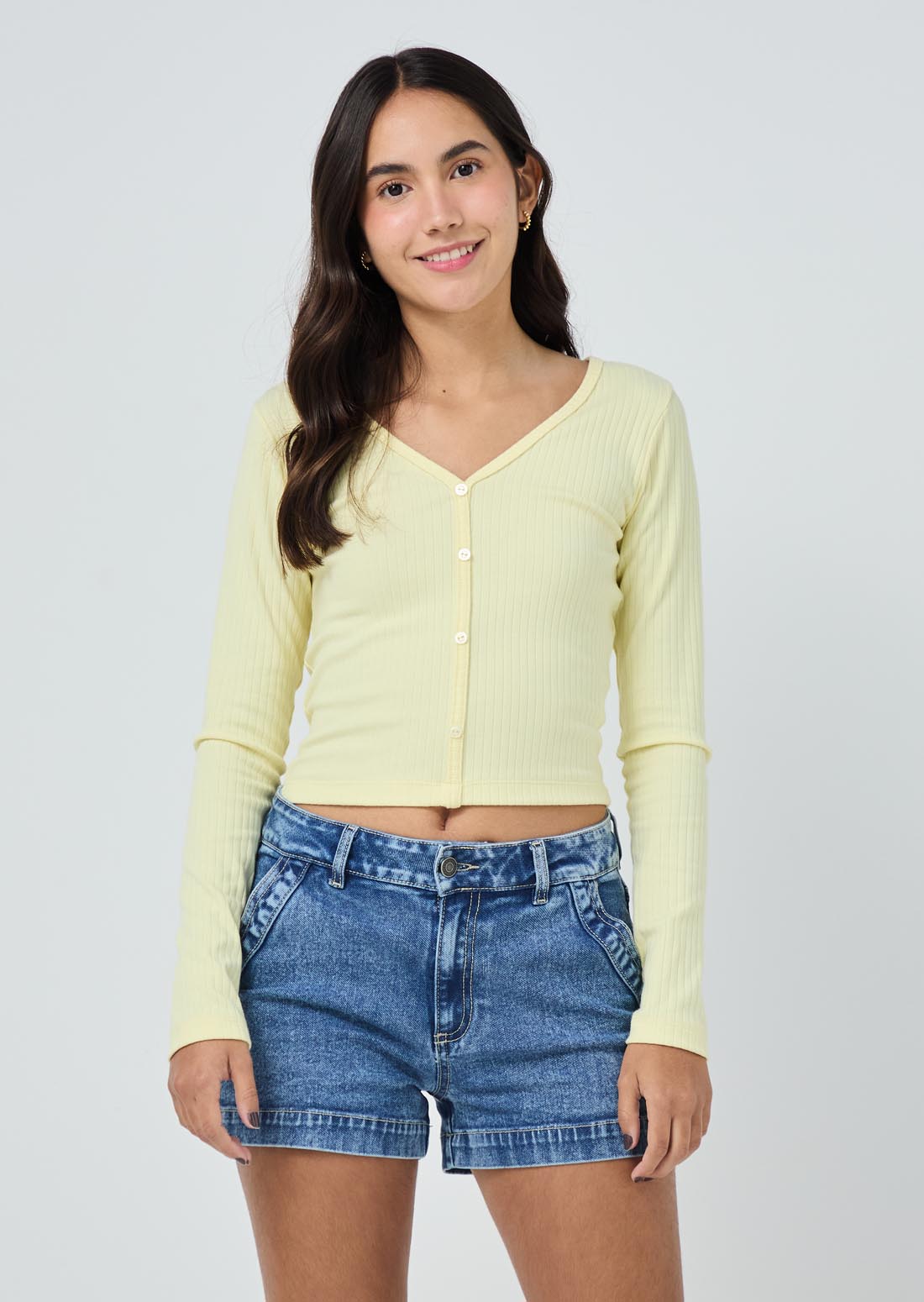 Camiseta amarillo pastel con escote en V para jóvenes