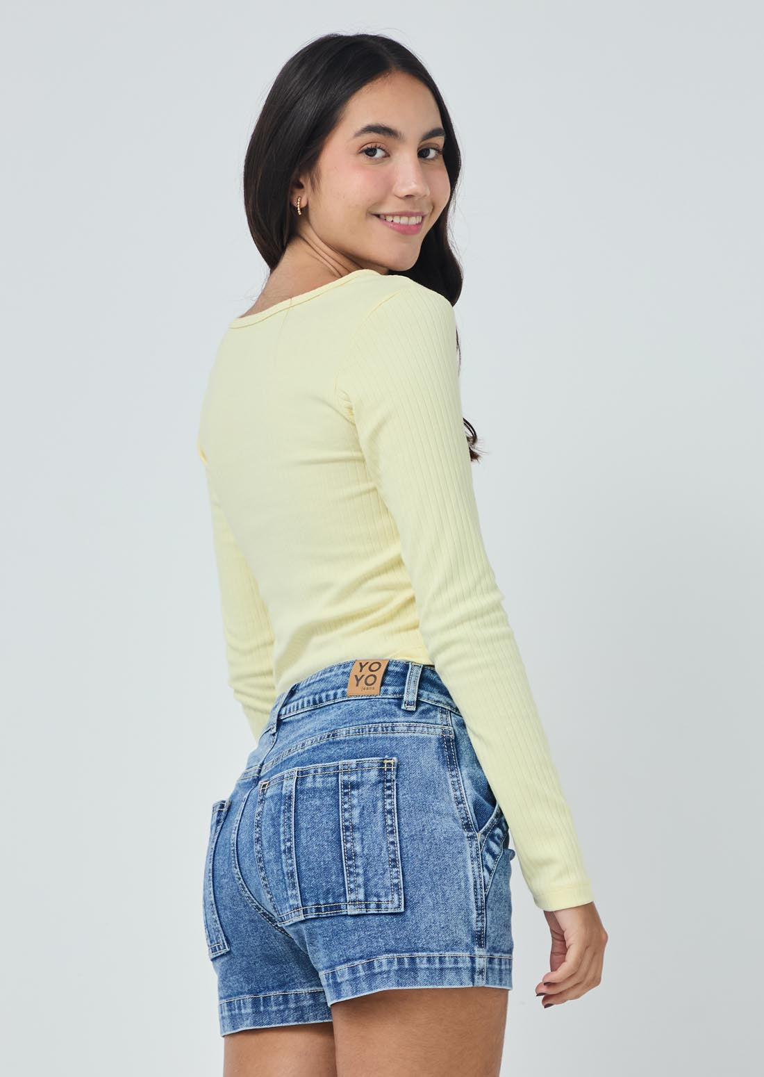 Camiseta amarillo pastel con escote en V para jóvenes