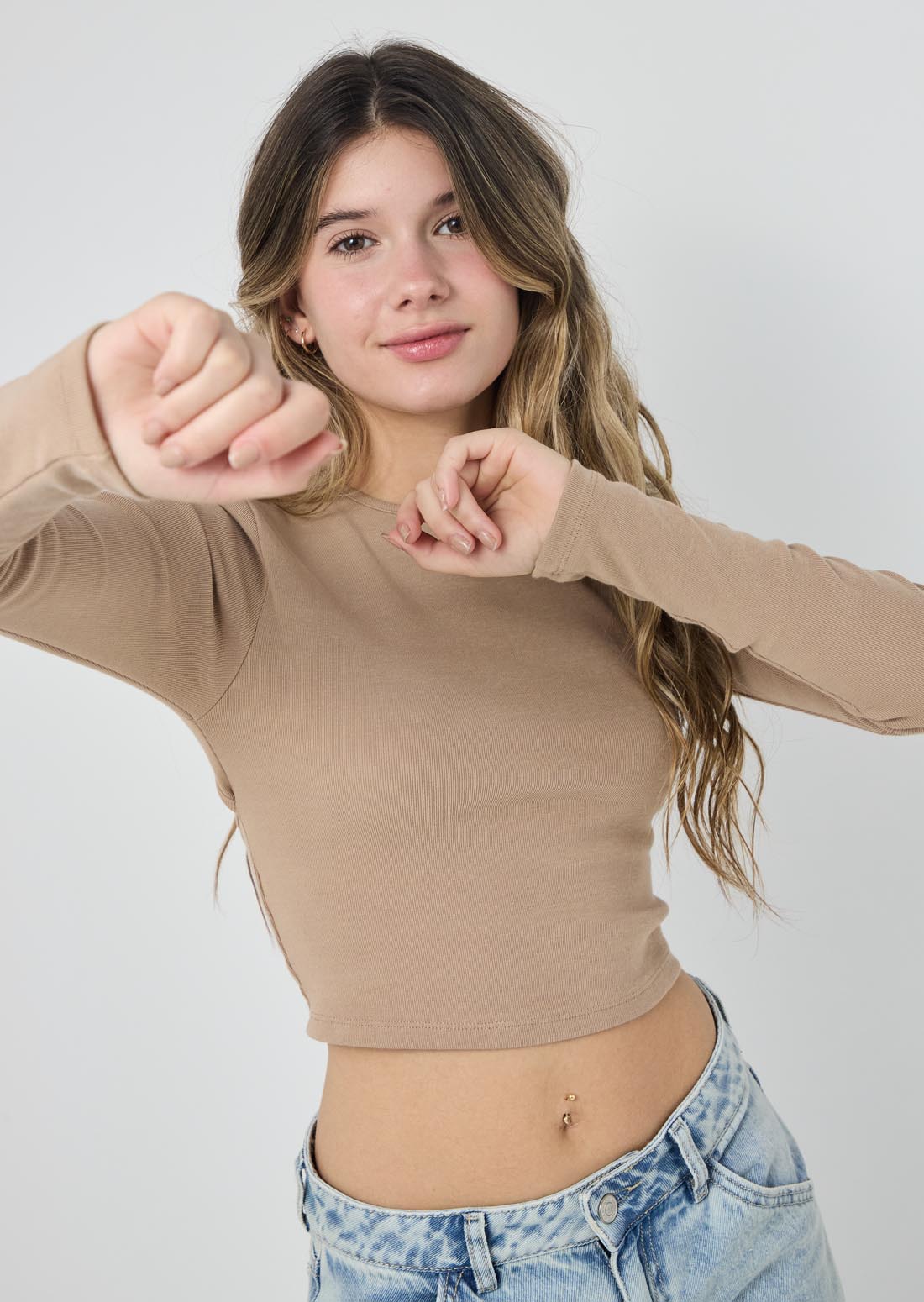 Camiseta taupe con amarre en espalda para jóvenes