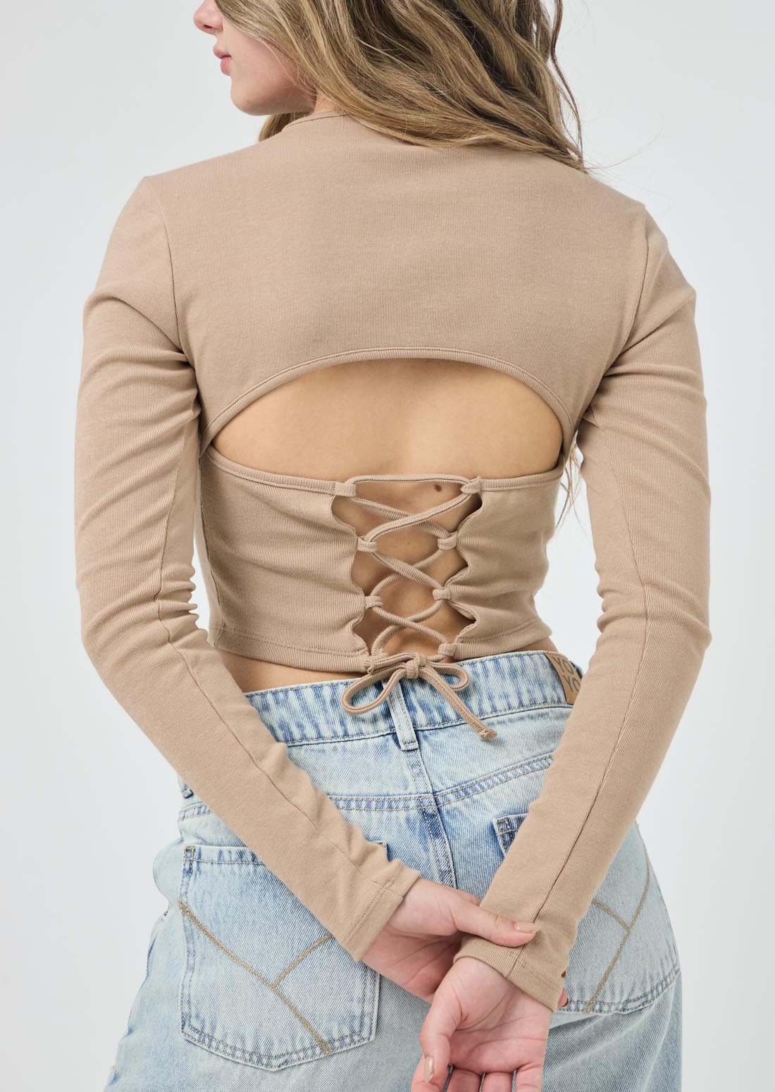 Camiseta taupe con amarre en espalda para jóvenes