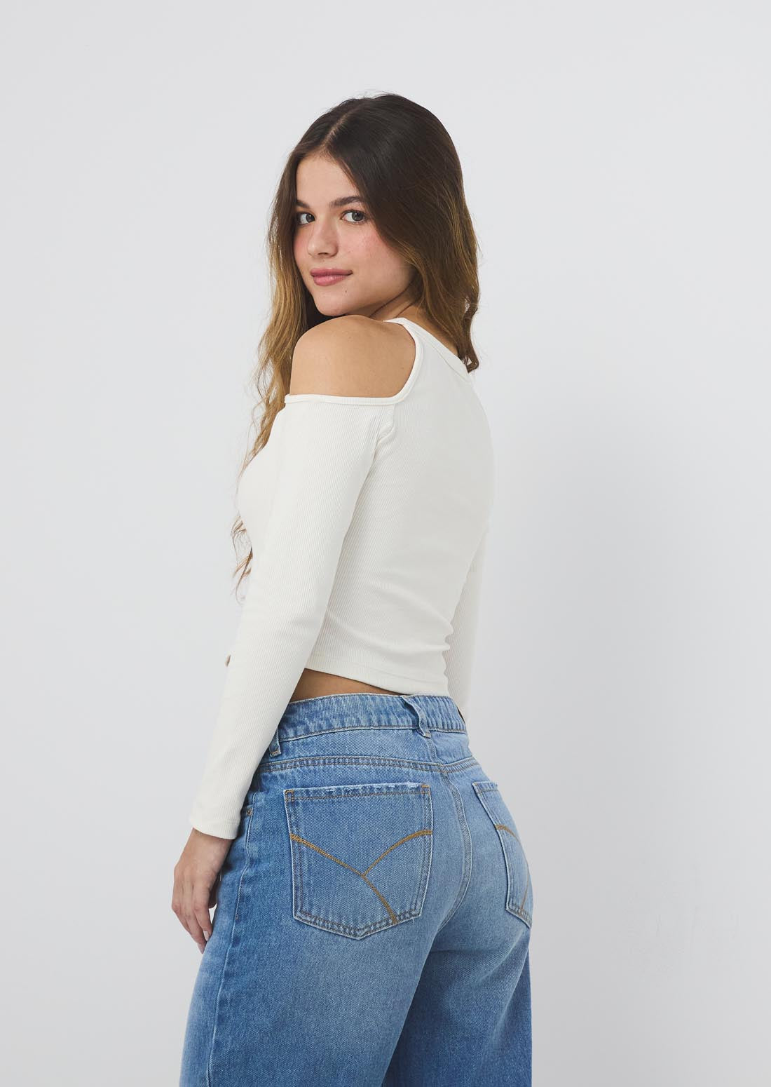 Camiseta marfil con aberturas en hombro para jóvenes