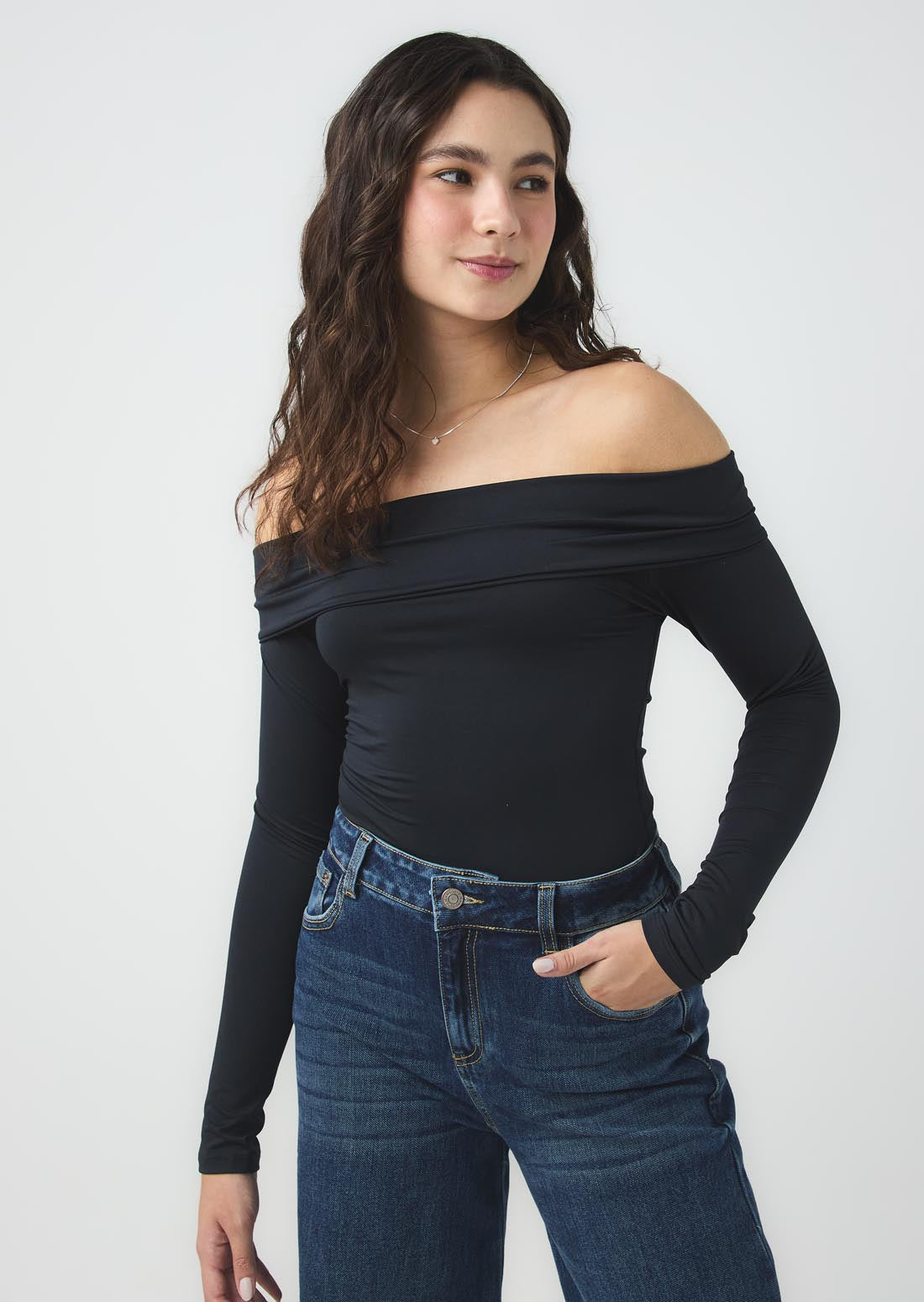 Camiseta negra cuello bandeja para jóvenes