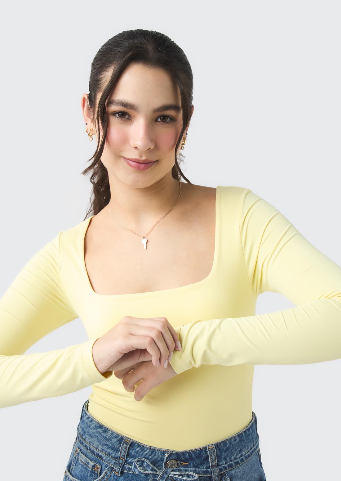 Camiseta amarillo pastel con escote semicuadrado para jóvenes