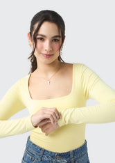 Camiseta amarillo pastel con escote semicuadrado para jóvenes