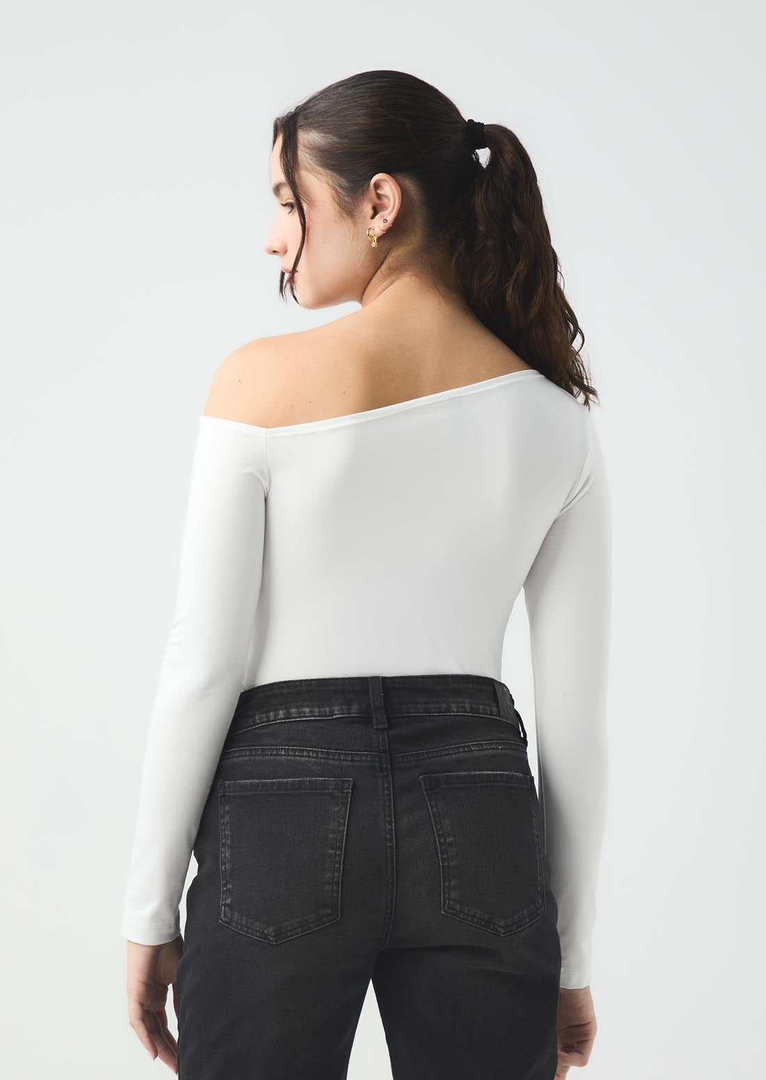 Camiseta blanca con hombro asimétrico para jóvenes