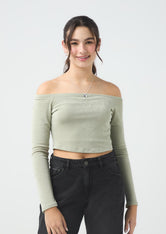 Camiseta pistacho con escote bandeja para jóvenes