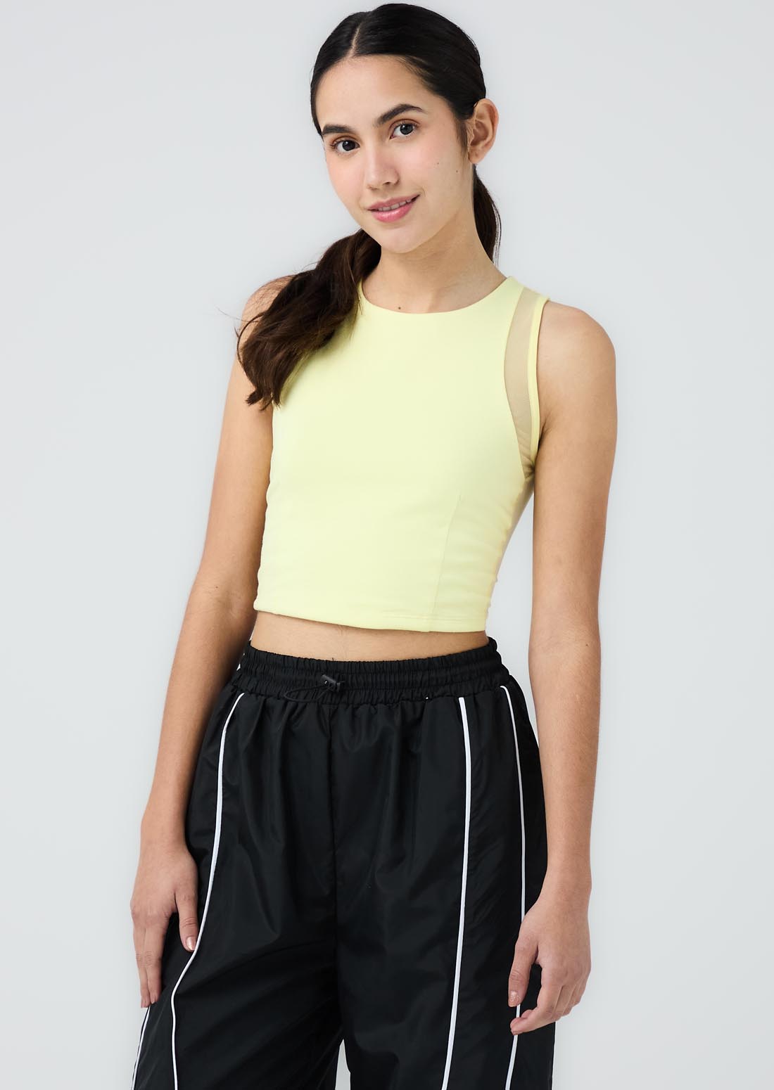 Camiseta amarillo pastel con malla para jóvenes